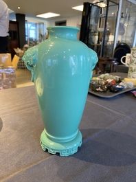 Een Chinese monochrome turquoise vaas, Qianlong merk maar wellicht Republiek