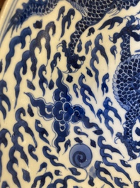Een Chinese blauw-witte 'draken' schotel, Kangxi merk en periode