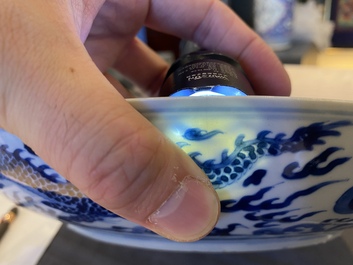 Een Chinese blauw-witte 'draken' schotel, Kangxi merk en periode