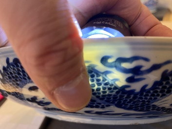 Plat en porcelaine de Chine en bleu et blanc &agrave; d&eacute;cor de dragons, marque et &eacute;poque de Kangxi