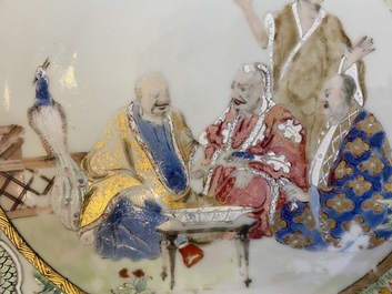 Een Chinees famille rose bord naar Cornelis Pronk: 'De doktersvisite aan de keizer', Qianlong