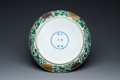 Rare plat en biscuit &eacute;maill&eacute; sancai &agrave; d&eacute;cor d'un dragon de fa&ccedil;on anhua, marque et &eacute;poque de Kangxi