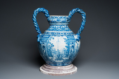 Grand vase en fa&iuml;ence de Delft en bleu et blanc &agrave; d&eacute;cor d'un manoir, 1er quart du 18&egrave;me