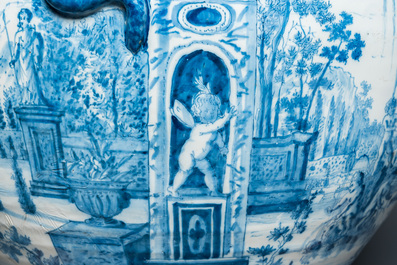 Grand vase en fa&iuml;ence de Delft en bleu et blanc &agrave; d&eacute;cor d'un manoir, 1er quart du 18&egrave;me