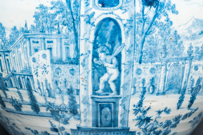 Grand vase en fa&iuml;ence de Delft en bleu et blanc &agrave; d&eacute;cor d'un manoir, 1er quart du 18&egrave;me