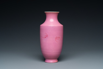 Vase en porcelaine de Chine &agrave; d&eacute;cor de Zhao Zilong en rose fonc&eacute; sur fond rose, marque de Qianlong, 19&egrave;me