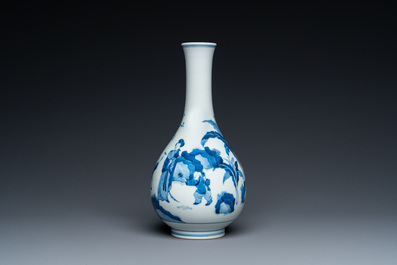 Vase de forme bouteille en porcelaine de Chine en bleu et blanc &agrave; d&eacute;cor de gar&ccedil;ons jouant et de femmes, marque de Chenghua, Kangxi