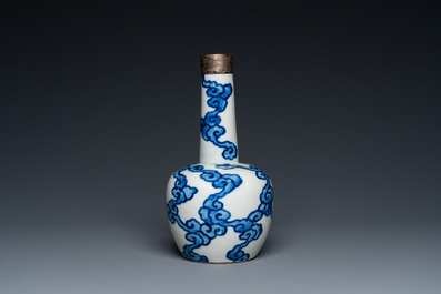 Vase de forme bouteille en porcelaine de Chine 'Bleu de Hue' pour le Vietnam, marque Thọ 壽, 18/19&egrave;me