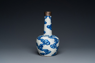 Vase de forme bouteille en porcelaine de Chine 'Bleu de Hue' pour le Vietnam, marque Thọ 壽, 18/19&egrave;me