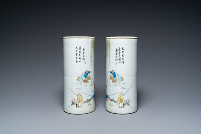 Een paar Chinese qianjiang cai hoedensteunen, Jiangxi Porcelain Company merk, 20e eeuw