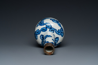 Vase de forme bouteille en porcelaine de Chine 'Bleu de Hue' pour le Vietnam, marque Thọ 壽, 18/19&egrave;me