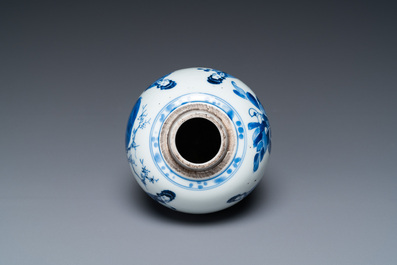 Jarre &agrave; d&eacute;cor de 'Longues dames' en porcelaine de Chine en bleu et blanc, Kangxi