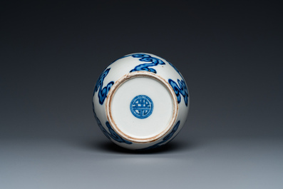 Een Chinese blauw-witte 'Bleu de Hue' vaas voor de Vietnamese markt, Thọ 壽 merk, 18/19e eeuw