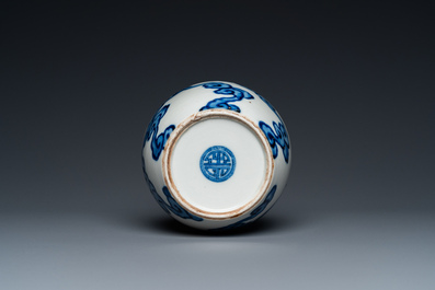 Vase de forme bouteille en porcelaine de Chine 'Bleu de Hue' pour le Vietnam, marque Thọ 壽, 18/19&egrave;me