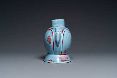 Vase 'aux perroquets' en porcelaine de Chine en bleu de lavande et rouge de cuivre, marque de Yongzheng mais probablement post&eacute;rieur