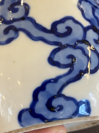 Vase de forme bouteille en porcelaine de Chine 'Bleu de Hue' pour le Vietnam, marque Thọ 壽, 18/19&egrave;me