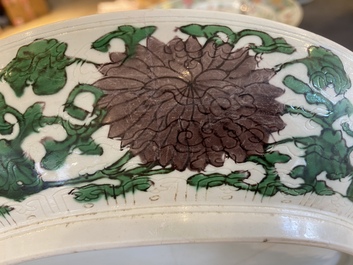 Rare plat en biscuit &eacute;maill&eacute; sancai &agrave; d&eacute;cor d'un dragon de fa&ccedil;on anhua, marque et &eacute;poque de Kangxi