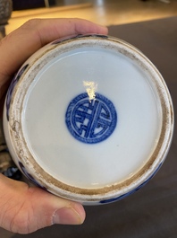 Vase de forme bouteille en porcelaine de Chine 'Bleu de Hue' pour le Vietnam, marque Thọ 壽, 18/19&egrave;me