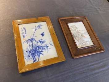 Een Chinese grisaille plaquette met een landschap en een blauw-witte met signatuur van Hu Xianya 胡献雅, 20e eeuw