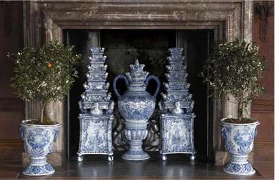 Grand vase en fa&iuml;ence de Delft en bleu et blanc &agrave; d&eacute;cor d'un manoir, 1er quart du 18&egrave;me