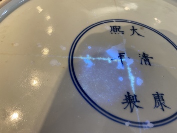 Een zeldzame Chinese sancai biscuit schotel met anhua drakendecor, Kangxi merk en periode
