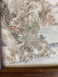 Een Chinese grisaille plaquette met een landschap en een blauw-witte met signatuur van Hu Xianya 胡献雅, 20e eeuw