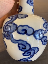 Vase de forme bouteille en porcelaine de Chine 'Bleu de Hue' pour le Vietnam, marque Thọ 壽, 18/19&egrave;me