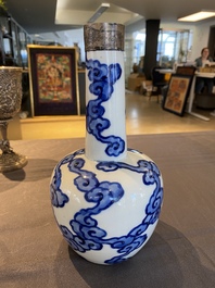 Een Chinese blauw-witte 'Bleu de Hue' vaas voor de Vietnamese markt, Thọ 壽 merk, 18/19e eeuw