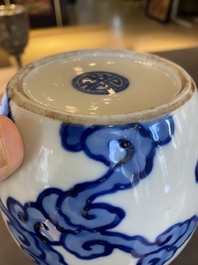 Vase de forme bouteille en porcelaine de Chine 'Bleu de Hue' pour le Vietnam, marque Thọ 壽, 18/19&egrave;me