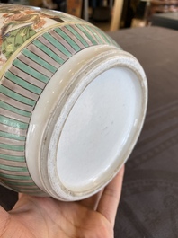Vase de forme rouleau en porcelaine de Chine famille verte, Kangxi
