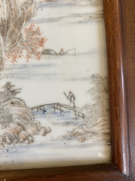 Een Chinese grisaille plaquette met een landschap en een blauw-witte met signatuur van Hu Xianya 胡献雅, 20e eeuw