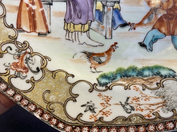 Een zeldzaam Chinees famille rose bord met mandarijns decor van een borstvoeding, Qianlong