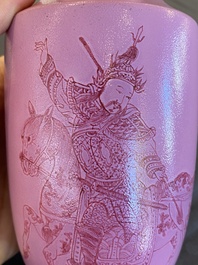 Een Chinese vaas met roze decor van Zhao Zilong op roze fondkleur, Qianlong merk, 19e eeuw
