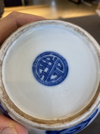 Vase de forme bouteille en porcelaine de Chine 'Bleu de Hue' pour le Vietnam, marque Thọ 壽, 18/19&egrave;me