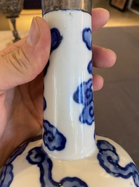 Een Chinese blauw-witte 'Bleu de Hue' vaas voor de Vietnamese markt, Thọ 壽 merk, 18/19e eeuw