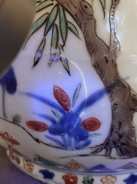 Vase de forme bouteille &agrave; t&ecirc;te d'ail en porcelaine de Chine wucai, marque et &eacute;poque de Wanli