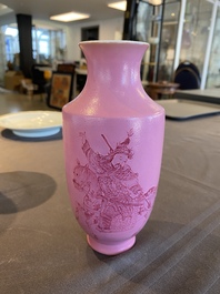Vase en porcelaine de Chine &agrave; d&eacute;cor de Zhao Zilong en rose fonc&eacute; sur fond rose, marque de Qianlong, 19&egrave;me