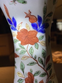 Vase de forme bouteille &agrave; t&ecirc;te d'ail en porcelaine de Chine wucai, marque et &eacute;poque de Wanli