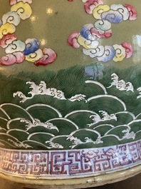 Grand vase de forme 'hu' &agrave; d&eacute;cor de dragons en porcelaine de Chine famille rose &agrave; fond c&eacute;ladon, 19&egrave;me