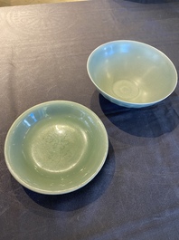 Een Chinese Longquan celadon 'lotus' kom en een schotel, Song of later