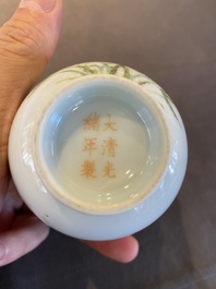Tasse &agrave; vin en porcelaine de Chine &agrave; d&eacute;cor floral, marque et &eacute;poque de Guangxu
