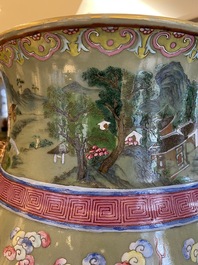 Grand vase de forme 'hu' &agrave; d&eacute;cor de dragons en porcelaine de Chine famille rose &agrave; fond c&eacute;ladon, 19&egrave;me