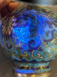 Vase de forme bouteille en &eacute;maux cloisonn&eacute;s, marque et peut-&ecirc;tre &eacute;poque de Qianlong