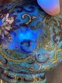 Een Chinese flesvormige cloisonn&eacute; vaas, Qianlong merk en mogelijk periode