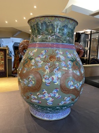 Een grote Chinese famille rose 'hu' vaas met draken op celadon fondkleur, 19e eeuw