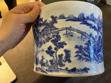 A Chinese blue and white brush pot with a refined landscape, 19th C.