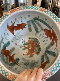 Aquarium en porcelaine de Chine famille verte &agrave; d&eacute;cor de la production de soie, 19&egrave;me