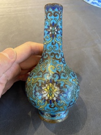 Een Chinese flesvormige cloisonn&eacute; vaas, Qianlong merk en mogelijk periode