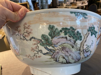 Grand bol en porcelaine de Chine famille rose &agrave; d&eacute;cor de femmes et d'enfants jouant, Yongzheng