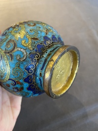 Een Chinese flesvormige cloisonn&eacute; vaas, Qianlong merk en mogelijk periode